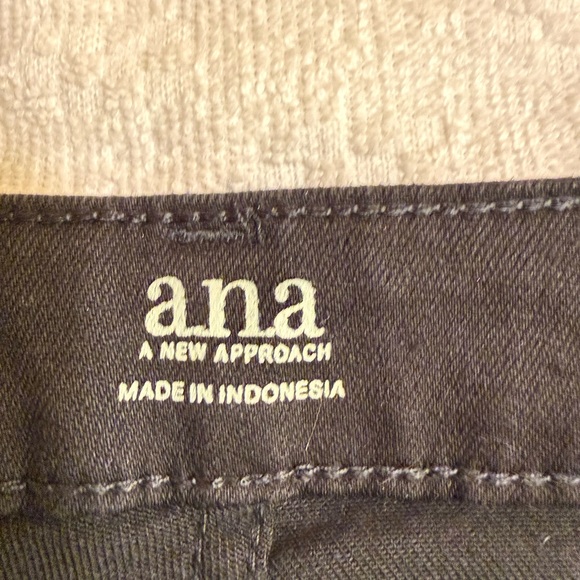 a.n.a Women's Black Ripped Jean Shorts - Picture 6 of 8